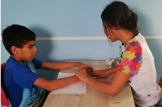 Aima beneficia 30 famílias em situação de vulnerabilidade social e pede materiais de construção, produtos de higiene e alimentos.