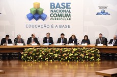 De acordo com o ministro da Educação, Mendonça Filho (ao centro), a formação de currículos deverá estar sintonizada com a nova Base Nacional Comum Curricular