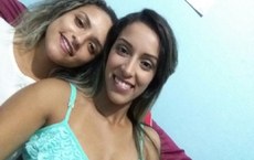 Érica (de azul) e a irmã Débora em Santos, litoral de São Paulo