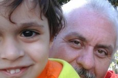 “O Jorginho não é uma criança que fala, ele não verbaliza, mas entende tudo", diz Victor, pai adotivo de Jorge