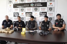 Foram apreendidas drogas, balança de precisão, simulacro de uma pistola e uma quantia em dinheiro