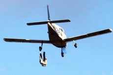 Lançar boneco de aeronave tem sido tradição na Páscoa em João Pessoa