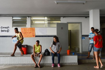 Alunos do Colégio Estadual Prefeito Mendes de Moraes, na Ilha do Governador, Rio de Janeiro