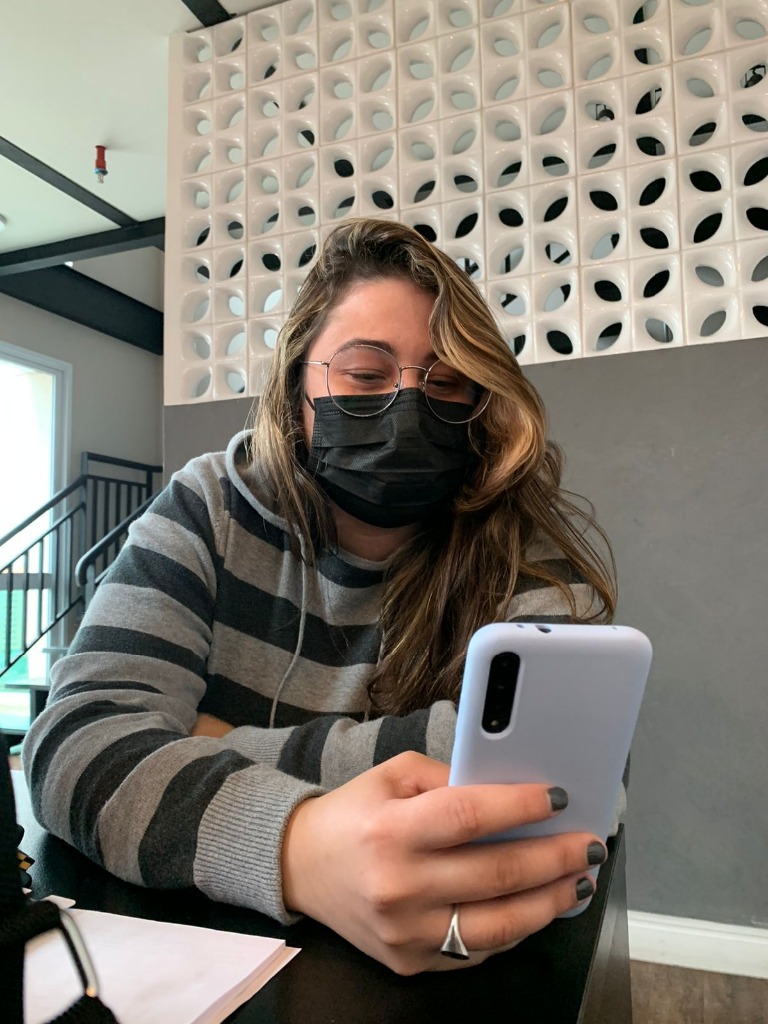 Bianca-Feliciano_Uso-Celular_Arquivo-pessoal.jpeg