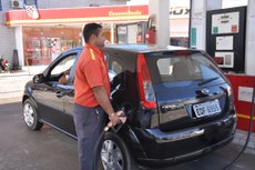 Desde a última alta anunciada para valer no dia 2, o preço da gasolina nas refinarias já caiu 2,45%