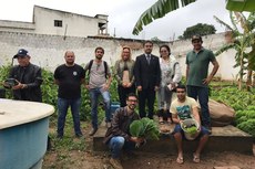 Autoridades, apenados e alunos mostram produtos colhidos em uma das hortas que estão inseridas nas penitenciárias de Solânea e Bananeiras