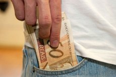 O contribuinte deverá acessar a página da Receita na Internet, ou ligar para o Receitafone 146