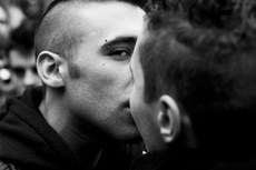 Casal participa de beijaço nas ruas de Paris