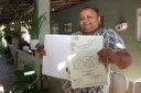 Severina Oliveira, de 43 anos, exibe com orgulho a documentação de sua casa: “Vivíamos como se fosse em uma invasão”