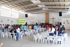 Jovens, adultos e crianças se reúnem em momentos de fé, entre orações, louvores, palestras e também atividades de lazer