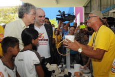 O governador Ricardo Coutinho visitou os stands, conversou com as crianças e destacou a importância desta ação educativa