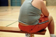 A falta de atividade física, tendência genética, má alimentação e problemas hormonais são fatores facilitadores do surgimento do sobrepeso ou obesidade nas crianças e adolescentes