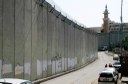 O muro que separa dois irmãos palestinos.
