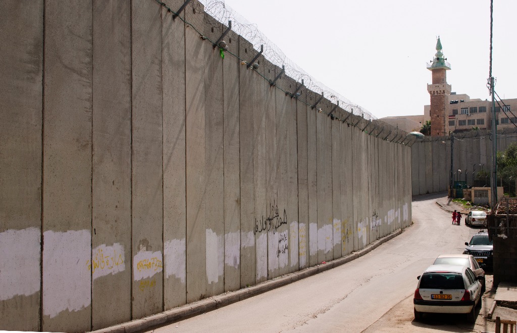 MuroIrmaos.jpg Colônias judaicas são ilegais, mas ainda assim são instaladas sistemativamente; além disso, altos muros isolam Israel do território da Palestina.