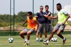 Jogadores do Fluminense em treinamento para o jogo diante do Coritiba hoje à noite no Maracanã