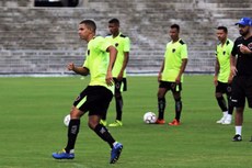 O elenco do Botafogo-PB treina na manhã desta quinta e, após o almoço, segue para o sertão pernambucano, onde enfrenta o Salgueiro