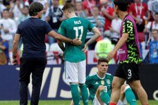 O técnico da Alemanha, Joachim Löw, conforta os jogadores, após a derrota por 2 a 0 para a Coréia do Sul