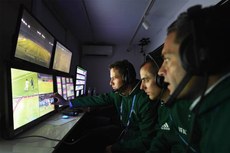 Os equipamentos que auxiliam à equipe de arbitragem devem começar a ser utilizados ainda este mês, na Holanda