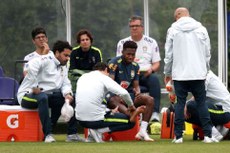 Atacante ficou mancando um bom tempo e ainda tentou continuar, depois deixou a atividade e colocou gelo no local atingido