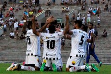 Esta é uma cena comum nos jogos do Botafogo, jogadores comemorando gols. O ataque tem sido arrasador e já marcou 30 vezes no Paraibano