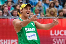 A opção do atleta pelo vôlei de praia, começou em casa, através do pai, José Américo Bezerra Wanderley, que jogava nos finais de semana
