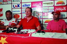 Watteau Rodrigues ao lado de Eduardo Silvestre e do técnico Severino Maia durante coletiva em que apresentou as novidades do clube 
