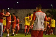A vibração de jogadores, técnico e dirigentes do Auto Esporte, após a vitória por 2 a 0 sobre o Serrano, quando o Clube do Povo conseguiu o retorno à elite do futebol paraibano