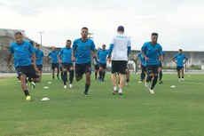 Jogadores do Botafogo em treinamento físico no Almeidão visando o jogo deste domingo contra o Remo-PA