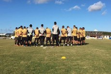 Jogadores ouvem atentamente as instruções do treinador Itamar Schülle