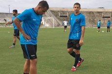 O volante Djvan (a direita) pode substituir Rafael Jataí suspenso