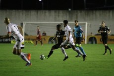 O Botafogo partiu para cima do Atlético Mineiro, e foi surpreendido pela rapidez e eficiência dos contra-ataques do Galo de Minas Gerais