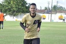 O volante Sapé sofreu uma entrada muita dura e está fora do jogo que acontece domingo, em Sousa