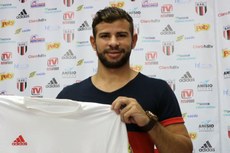 Diogo Campos tem 25 anos e já passou por times como o Atlético Goianiense e o Santa Cruz de Recife