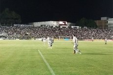 O Botafogo segurou a pressão do adversário e deixou o estádio com a classificação para a quarta fase da Copa do Brasil