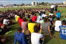 Centenas de candidatos a vaga de jogador participaram da seletiva realizada pelo clube