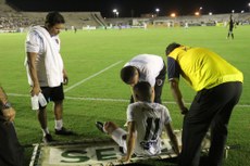 Dico sendo atendido pelo departamento médico do Botafogo durante o jogo contra o Atlético Mineiro
