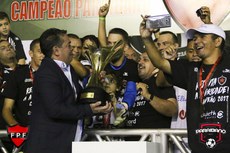 Presidente da Federação Paraibana de Futebol, Amadeu Rodrigues, entrega taça de campeão