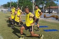 Rodrigo Silva (C) é a principal dúvida do técnico Itamar Schulle para o jogo de amanhã contra o ASA
