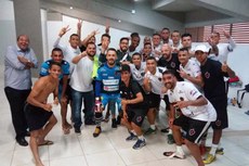 A equipe do Botafogo comemorou os dois gols marcados pelo artilheiro do campeonato, Rafael Oliveira, no jogo contra a Raposa