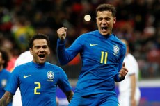 Philippe Coutinho, de pênalti, fez o segundo gol da Seleção Brasileira e saiu vibrando acompanhado de Daniel Alves
