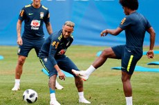 Coutinho, Neymar e Willian no início do treinamento em Sochi