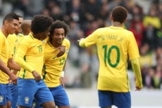 Marcelo comemora com os companheiros o segundo gol da seleção depois de um chute com a perna direita
