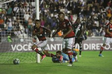 No último jogo, com muita confusão no final da partida, o Flamengo levou a melhor e venceu por 1 a 0 com gol de Everton
