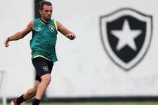 O argentino Walter Montillo volta ao Brasil como principal reforço do Botafogo para a temporada 2017