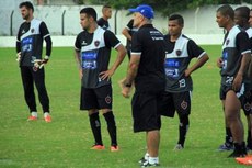 O técnico do Botafogo, Itamar Schulle, é exceção e continua na equipe depois de conseguir bons resultados na última temporada