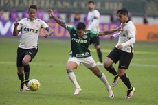 No primeiro turno do Brasileiro, o Corinthians venceu o Palmeiras por 2 a 0, fora dos seus domínios