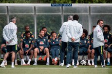 O técnico Tite conversa com todos os jogadores no retorno dos treinamentos no Centro de Treinamento do Tottenham 