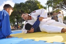 Os instrutores  da PM estão mudando a realidade de muitas crianças, que se afastam da violência e  das drogas, e sonham em ser campeões