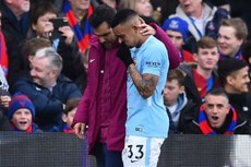 O atacante Gabriel Jesus saiu de campo chorando com muita dor, durante o primeiro tempo do jogo Manchester City e Crystal Palace