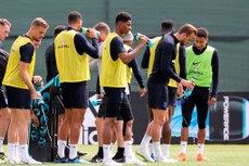 Jogadores ingleses sendo hidratados após treinamento preparatório de sexta-feira para o jogo deste domingo contra o Panamá
